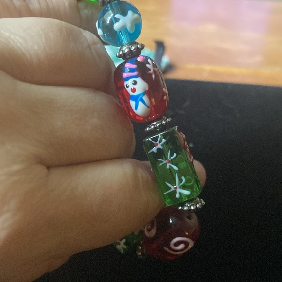 Glass beaded Christmas STRETCH BRACELET. - Picture 4 of 5